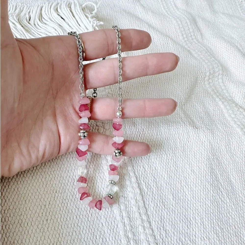 ✨3/$25✨ Vintage Avon Pink Rock & Silver tone necklace